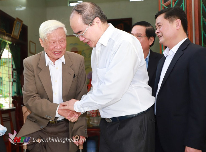 Bí thư Thành ủy TP. Hồ Chí Minh Nguyễn Thiện Nhân thăm, tặng quà chúc Tết gia đình ông Hoàng Nguyên. 