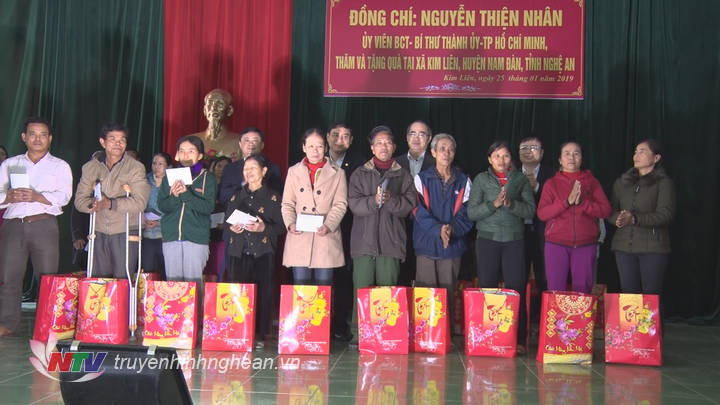 Bí thư Thành ủy TP. Hồ Chí Minh Nguyễn Thiện Nhân cùng các đồng chí lãnh đạo tỉnh tặng quà, chúc Tết cho các gia đình có hoàn cảnh đặc biệt khó khăn tại Nam Đàn. 