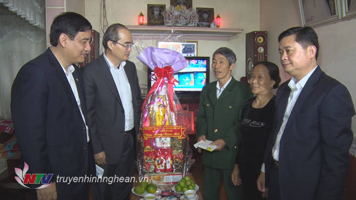 Bí thư Thành ủy TP. Hồ Chí Minh Nguyễn Thiện Nhân thăm, tặng quà chúc Tết gia đình ông Nguyễn Hải Dương. 