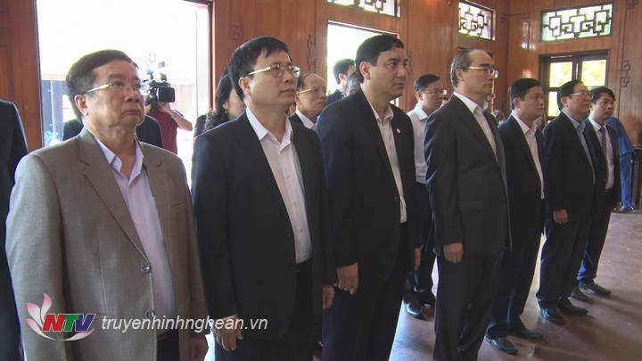 Bí thư Thành ủy TP. Hồ Chí Minh Nguyễn Thiện Nhân cùng các đại biểu đến dâng hoa tưởng niệm Chủ tịch Hồ Chí Minh. 