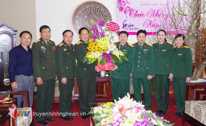 Thiếu tướng Bun Ma Vông Đa La Sẻn, Ủy viên BTV Tỉnh ủy, Chính ủy Bộ CHQS tỉnh VIêng Chăn tặng quà chúc tết Bộ CHQS tỉnh Nghệ An