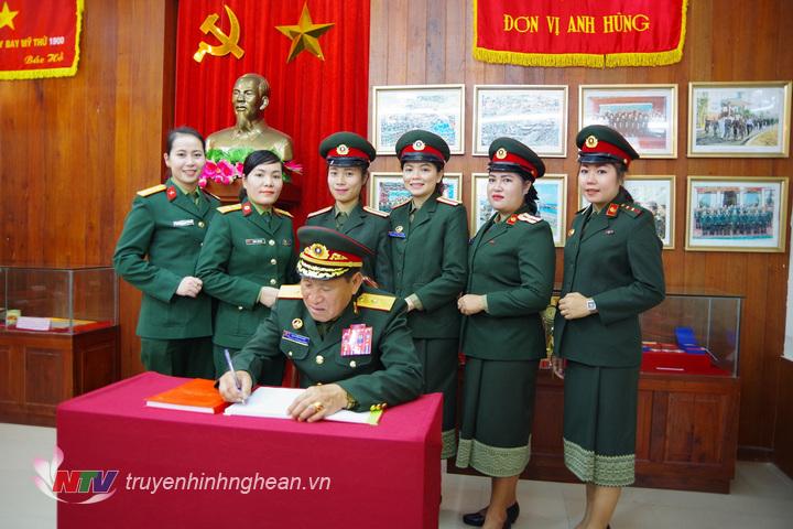 Thiếu tướng Bun Ma Vông Đa La Sẻn, Ủy viên BTV Tỉnh ủy, CHính ủy Bộ CHQS tỉnh viết sổ vàng lưu niệm tại phòng truyền thống Bộ CHQS tỉnh Nghệ An