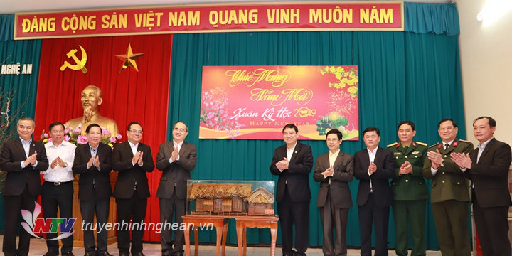 Tỉnh Nghệ An tặng TP. Hồ Chí Minh mô hình ngôi nhà tranh của cụ Phó bảng Nguyễn Sinh Sắc tại quê nội Chủ tịch Hồ Chí Minh. 