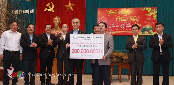 Tổng Công ty du lịch Sài gòn cũng tặng 200 triệu đồng ủng hộ Chương trình “Tết Vì người nghèo” của tỉnh Nghệ An. 