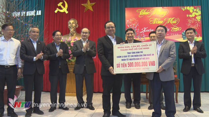 Ủy ban MTTQ TP. Hồ Chí Minh tặng 500 triệu đồng ủng hộ Chương trình “Tết Vì người nghèo” của tỉnh Nghệ An.