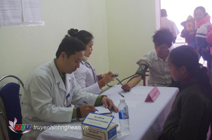 : Đoàn công tác của Bệnh viện khám bênh, tư vấn sức khỏe miễn phí cho bà con nhân dân xã Na Ngoi, huyện Kỳ Sơn.