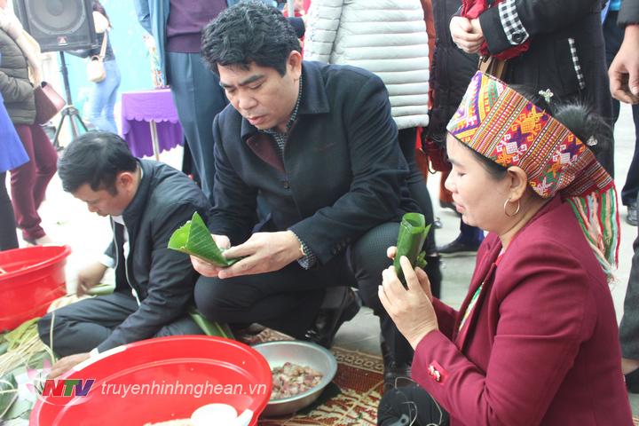 đồng chí Vi Văn Sơn Chủ tịch UBND huyện Con Cuông tham gia vui hội gói bánh chưng truyền thống của đồng bào dân tộc Thái