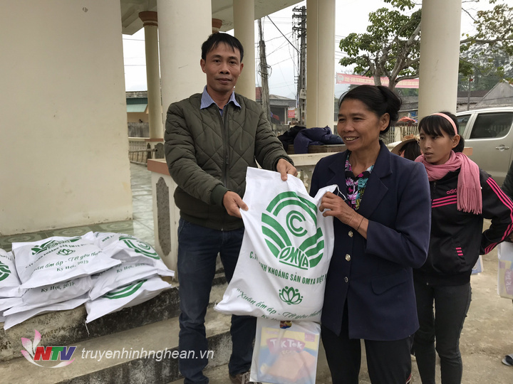 đại diện công ty TNHH khoáng sản Omya Việt Nam trao quà tết cho bà con xã Châu Tiến.