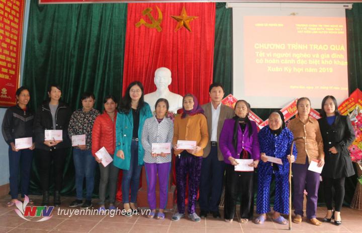 Trường Chính trị tỉnh trao quà cho hộ nghèo xã Nghĩa Mai