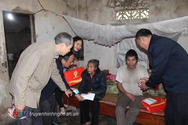 thăm hai mẹ con là bà Vi Thị Thương và anh Vi Văn Chiến đều chịu cảnh bại liệt ở xóm Dé (Yên Hợp)