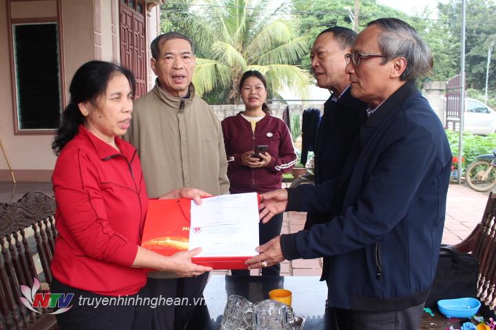 Trao quà cho gia đình bà Hoàng Thị Lan ở xã Minh Hợp có cháu nội Nguyễn Ngọc Huyền bị ung thư máu.