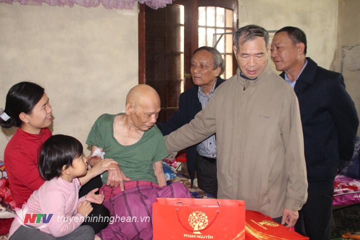 Đoàn thăm ông Võ Trọng Thuận, xóm Đồng Thuận (Đồng Hợp) là người khuyết tật