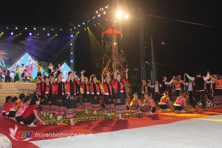 Đêm hội với màn đồng diễn nhảy sạp của hai đội đến từ Tổ du lịch cộng đồng Khe Rạn xã Bồng Khê và Môn Sơn