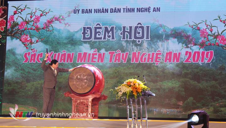 Phó Chủ tịch UBND tỉnh Lê Minh Thông đánh trống khai hội.