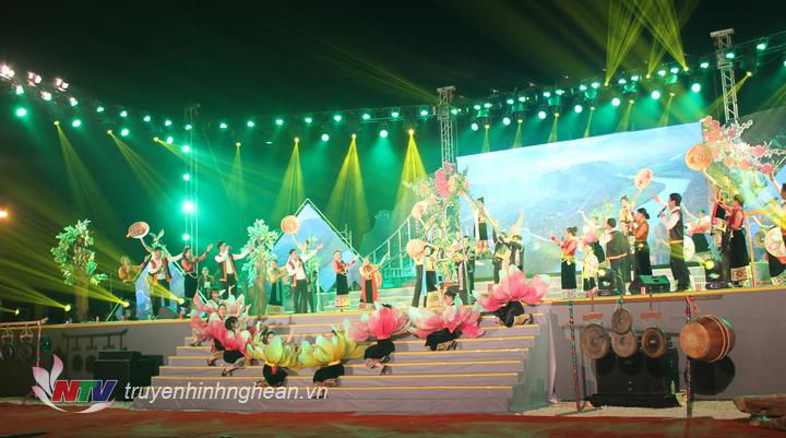 màn mở đầu bản làng vui hội mùa xuân từ đoàn ca múa nhạc dân tộc tỉnh Nghệ An kết hợp đội cồng chiêng khắc luống của các huyện