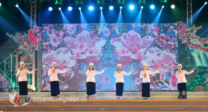 Tốp nữ với bài Mùa xuân tình yêu của đoàn ca múa nhạc dân tộc tỉnh Nghệ An biểu diễn.