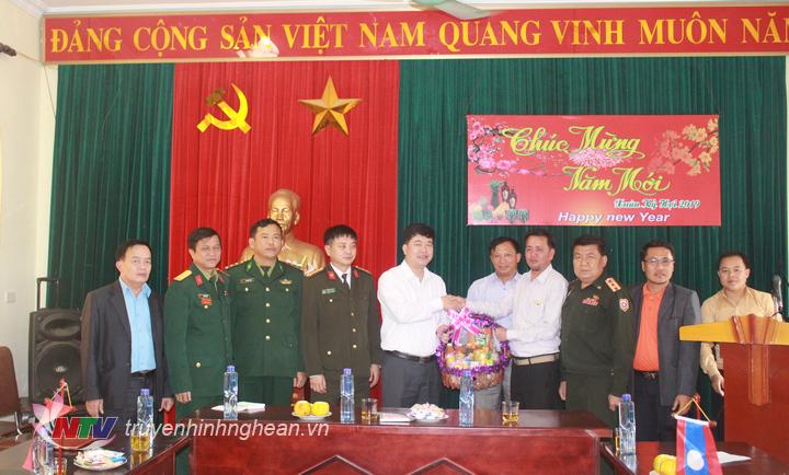 Tặng quà chúc Tết Đảng bộ và nhân dân huyện Anh Sơn.