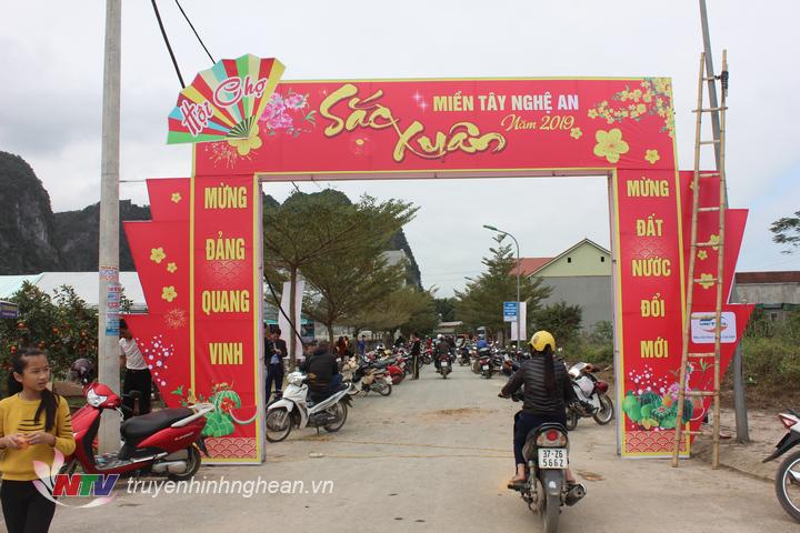 Khai mạc Hội chợ "Sắc xuân miền Tây" ở Con Cuông.