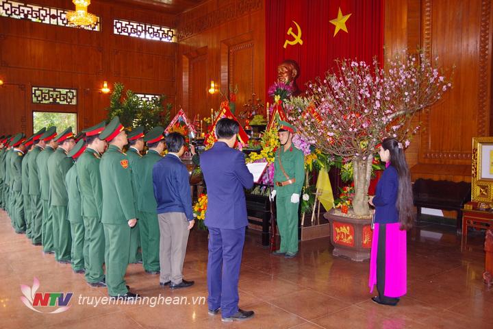 Đoàn đại biểu Bộ CHQS tỉnh thành kính tưởng niệm Chủ tịch Hồ Chí Minh.
