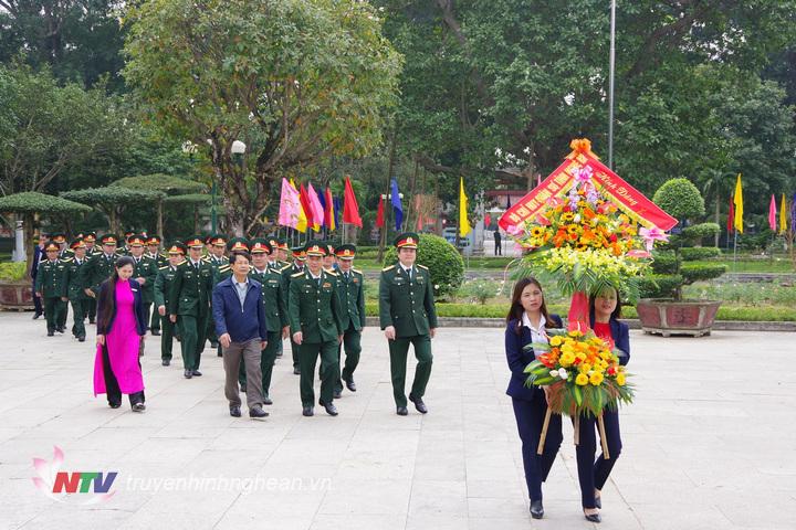 Đoàn đại biểu Đảng ủy - Bộ CHQS tỉnh Nghệ An dâng hoa, dâng hương Chủ tịch Hồ Chí Minh tại Khu di tích Kim Liên
