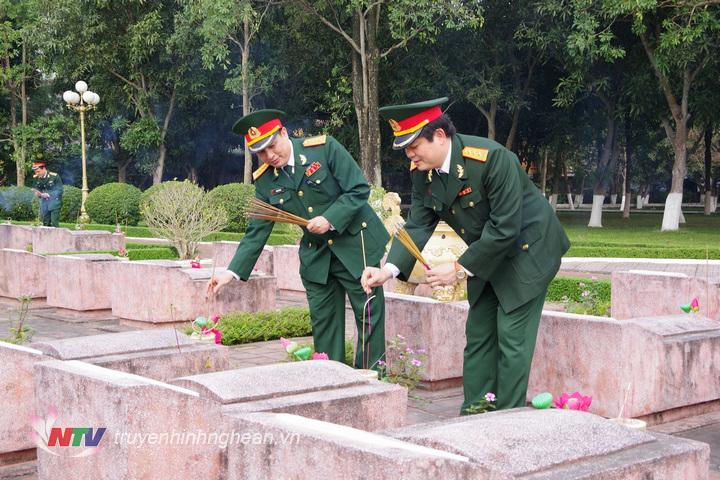 Thủ trưởng và CB, CS Bộ CHQS tỉnh thắp hương lên phần mộ các Anh hùng, Liệt sỹ tại Nghĩa trang Liệt sỹ Thành phố Vinh.