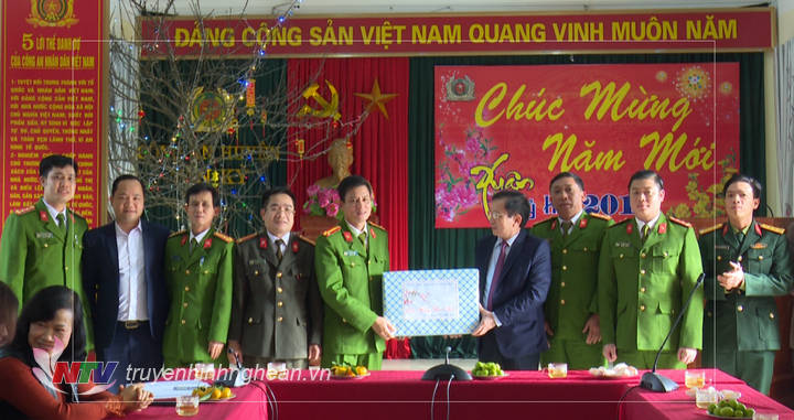 Phó Chủ tịch UBND tỉnh Đinh Viết Hồng tặng quà, chúc tết cơ quan Công an huyện Tân Kỳ