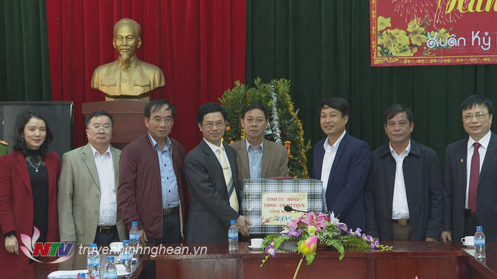 Đồng chí Nguyễn Xuân Sơn tặng quà chúc mừng năm mới cán bộ, viên chức, người lao động Khu Di tích Quốc gia đặc biệt Kim Liên.