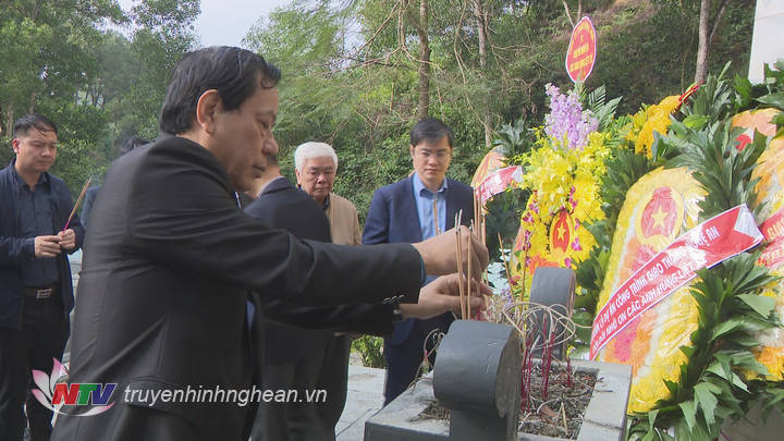  dâng hương tưởng niệm các anh hùng liệt sỹ tại Nghĩa trang Liệt sỹ đường 7 - Truông Kè