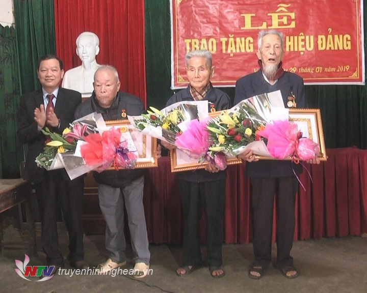 Thanh Chương trao huy hiệu 70 năm tuổi đảng cho 3 đảng viên ở xã Võ Liệt.