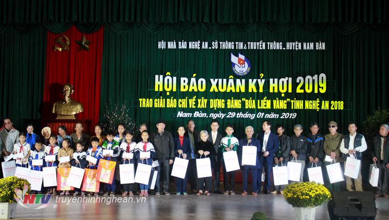Phó Bí thư Thường trực Nguyễn Xuân Sơn trao 20 suất quà cho các hộ gia đình tiêu biểu có công với nước và học sinh nghèo trên địa bàn huyện Nam Đàn.