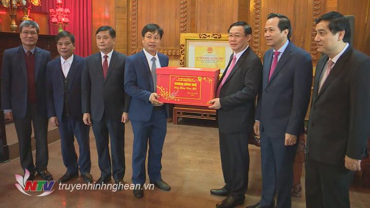 Đồng chí Vương Đình Huệ trao quà và gửi lời chúc mừng năm mới tới Ban Quản lý Khu Di tích đặc biệt Quốc gia Kim Liên