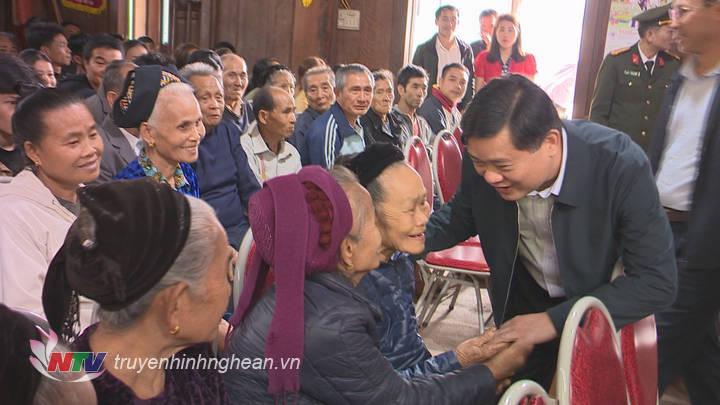 Chủ tịch UBND tỉnh Thái Thanh Quý thăm, chúc Tết đồng bào, chiến sỹ huyện Kỳ Sơn