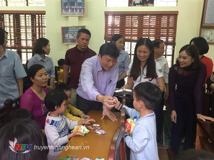 Phó Chủ tịch UBND tỉnh Lê Hồng Vinh thăm, chúc Tết gia đình chính sách, hộ nghèo tại Anh Sơn, Đô Lương