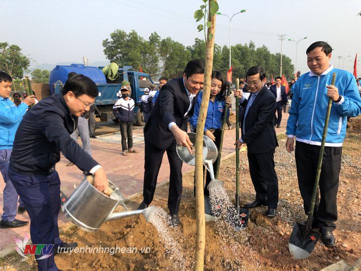 Thị xã Thái Hòa phát động Tết trồng cây năm 2020
