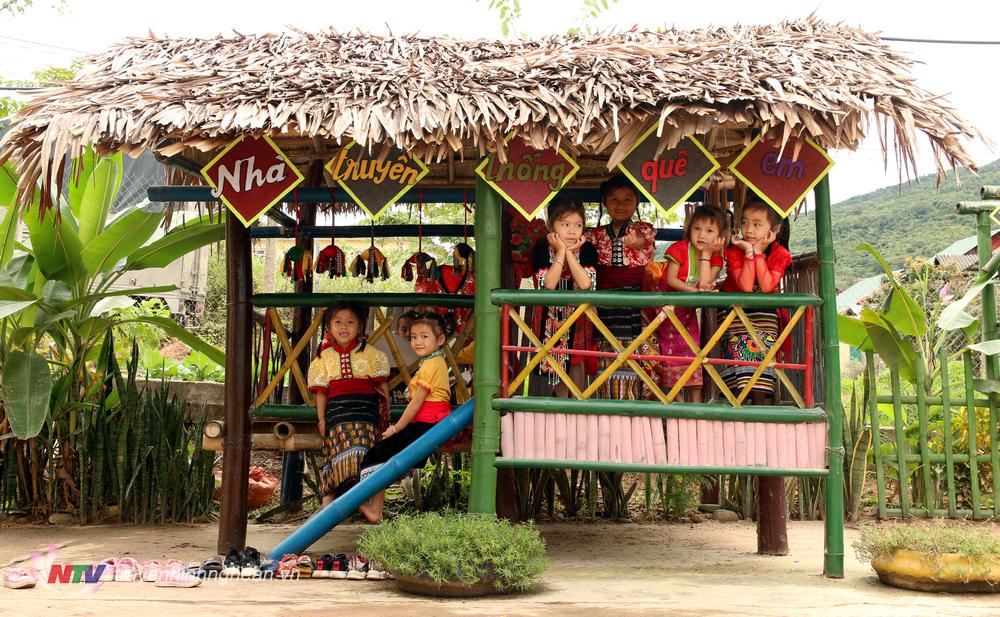 Tham quan ngôi nhà truyền thống là một trong nhiều những hoạt động trải nhiều mà các em học sinh rất ưu thích. 