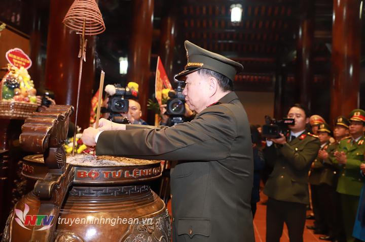 Đại tướng Tô Lâm - Ủy viên Bộ Chính trị, Bộ trưởng Bộ Công an dâng hương tưởng niệm Chủ tịch Hồ Chí Minh. 