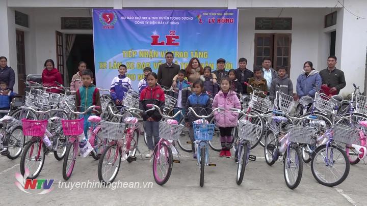 trao tặng  47 chiếc xe đạp và xe lăn cho các em học sinh mồ côi và Người khuyết tật trên địa bàn huyện Tương Dương.