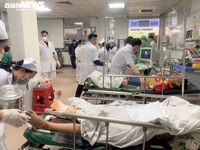 Các công nhân đang được cấp cứu tại Bệnh viện 115 Nghệ An. 