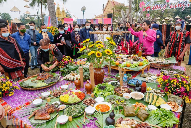 Tại không gian làng Làng Văn hóa - Du lịch các dân tộc Việt Nam (Đồng Mô, Sơn Tây, Hà Nội), đồng bào các dân tộc cùng nhau chuẩn bị mâm cơm tất niên-mâm cơm sum họp, trong những ngày cuối năm.