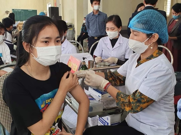 Tiêm vắc xin phòng COVID-19 cho các em học sinh THPT trên địa bàn huyện Nghi Lộc. 