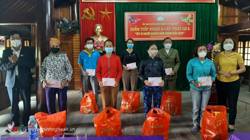 Các hộ đặc biệt khó khăn xã Châu Lý nhận quà tết của MTTQ tỉnh Nghệ An.