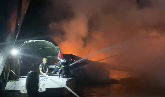 Cảnh sát phun nước khống chế đám cháy tàu cá ở xã Tịnh Kỳ, TP Quảng Ngãi. 