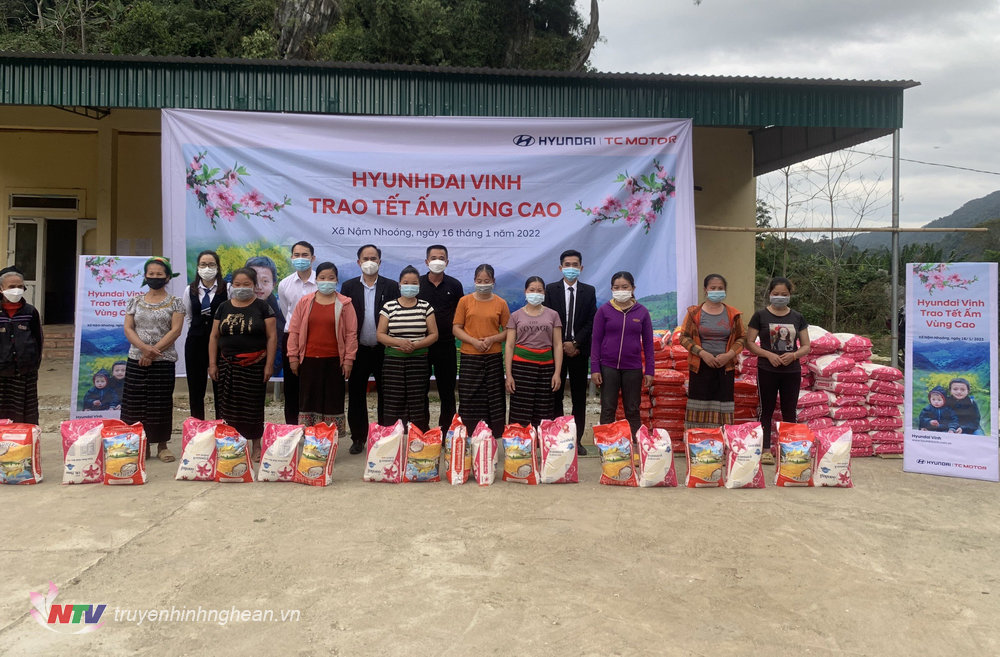 Trao quà Tết cho người nghèo xã Nậm Nhoóng, huyện Quế Phong