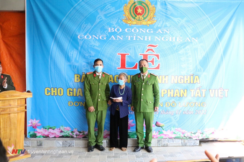Công an huyện Đô Lương tặng quà mừng gia đình Đại úy Phan Tất Việt.