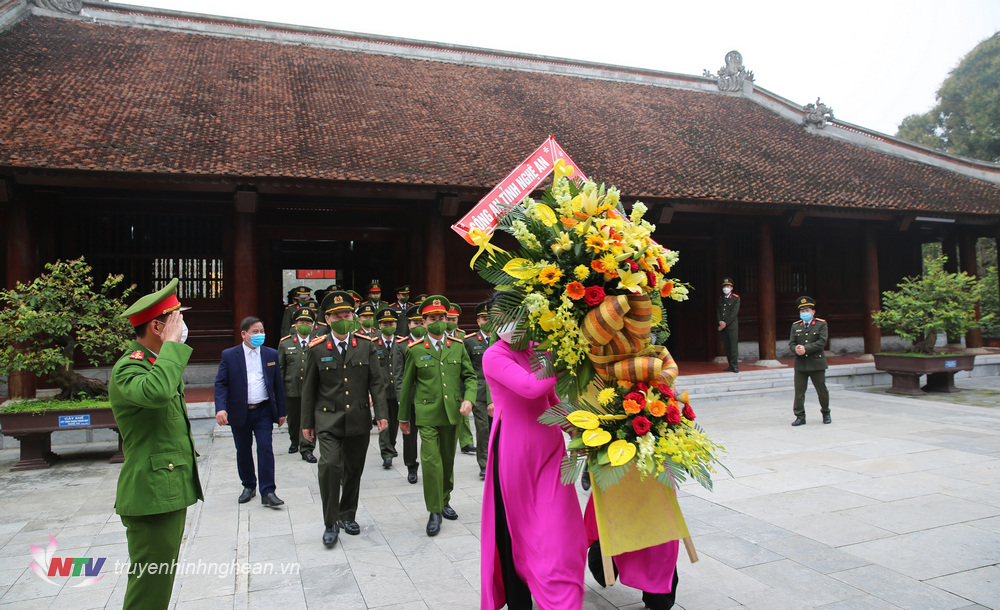 Công an tỉnh Nghệ An dâng lãng hoa tươi thắm tưởng niệm Chủ tịch Hồ Chí Minh tại Khu di tích Quốc gia đặc biệt Kim Liên, huyện Nam Đàn.