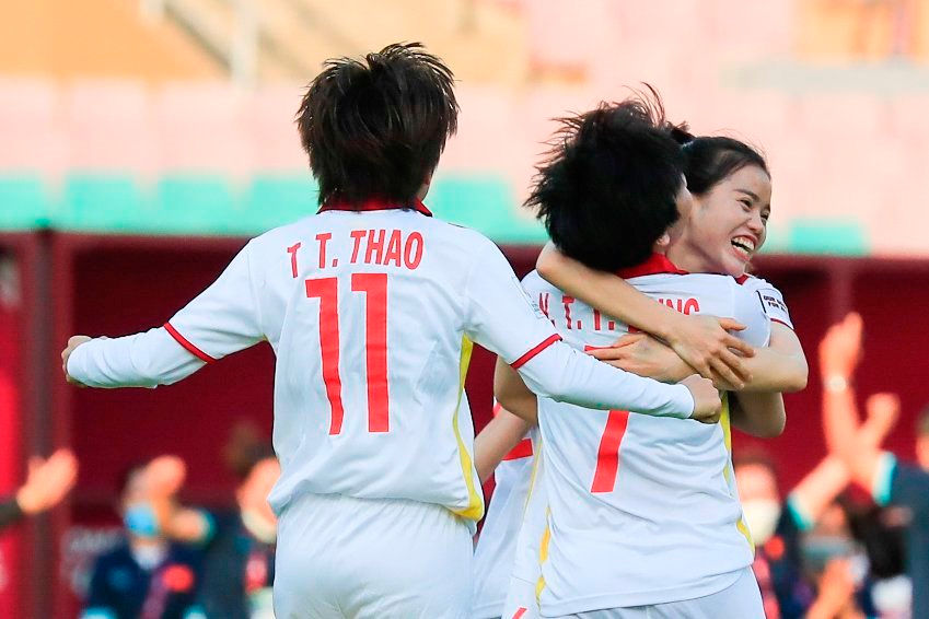 Nửa cuối hiệp một, đội Trung Quốc gia tăng sức ép, nhưng không có thêm bàn thắng. Sau giờ nghỉ giữa hiệp, các cô gái áo đỏ tăng tốc và có liên tiếp 2 bàn, đều do Wang Shuang kiến tạo.