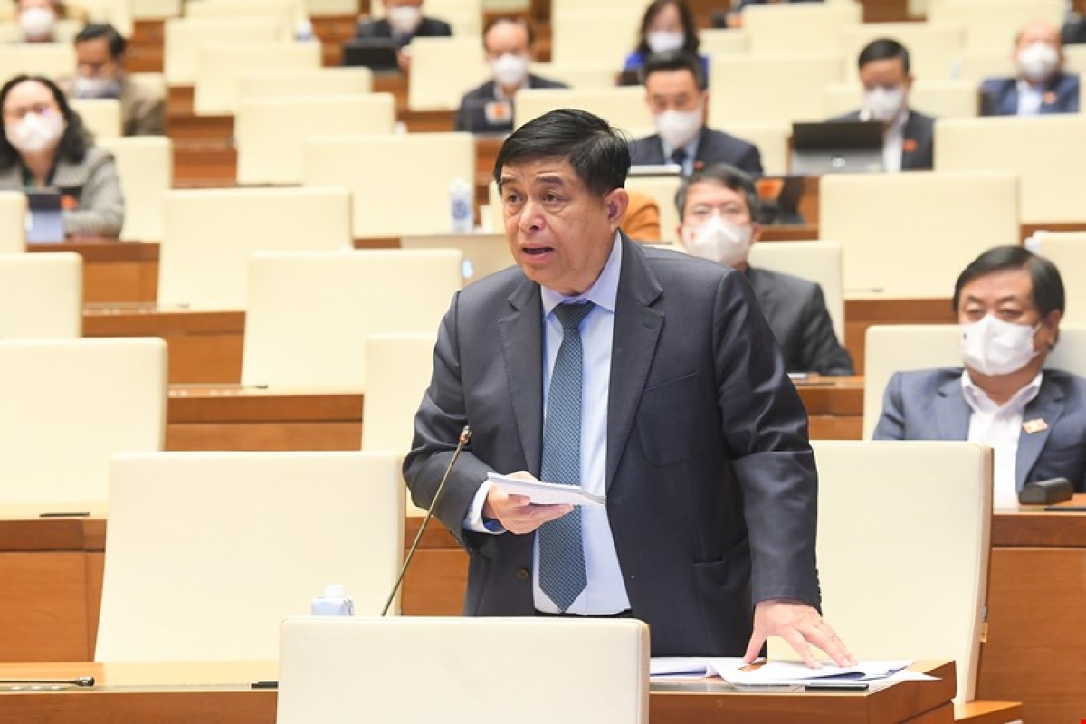 Bộ trưởng Nguyễn Chí Dũng phát biểu giải trình, làm rõ một số vấn đề đại biểu Quốc hội nêu tại phiên thảo luận sáng 10/1. Ảnh: Quốc hội