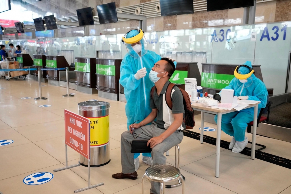 Hành khách được lấy mẫu xét nghiệm tại sân bay Tân Sơn Nhất (Ảnh minh họa: HCDC)
