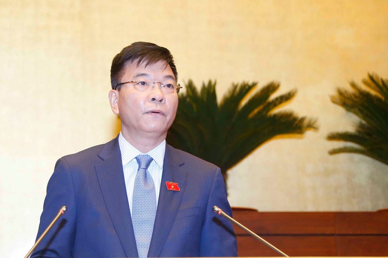 Bộ trưởng Bộ Tư pháp Lê Thành Long trình bày Tờ trình về dự án Luật sửa đổi, bổ sung một số điều của tám luật. Ảnh: QH