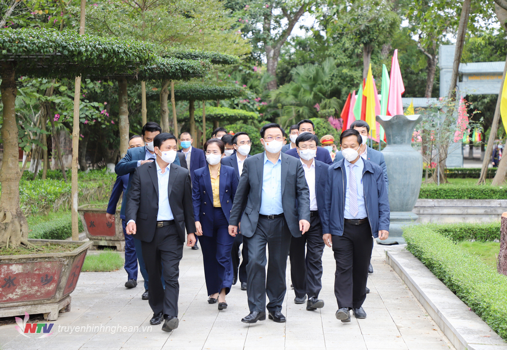 Chủ tịch Quốc hội Vương Đình Huệ cùng lãnh đạo tỉnh Nghệ An vào dâng hương tưởng niệm Chủ tịch Hồ Chí Minh. 